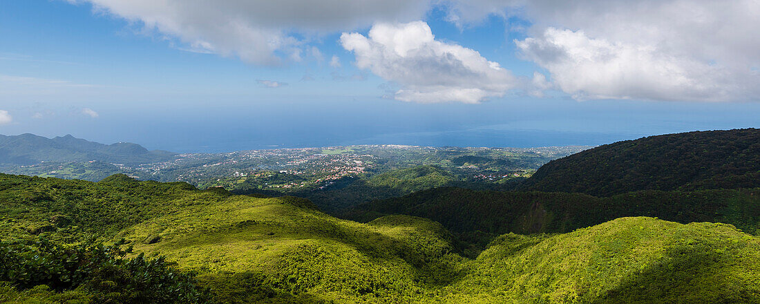 Wolke wirft Schatten über die bergige Landschaft mit Blick auf die Stadt Basse-Terre von den Hängen des Vulkans La Soufriere, einem aktiven Stratovulkan auf der Insel Basse-Terre, aus gesehen; Guadeloupe, Französisch-Westindien