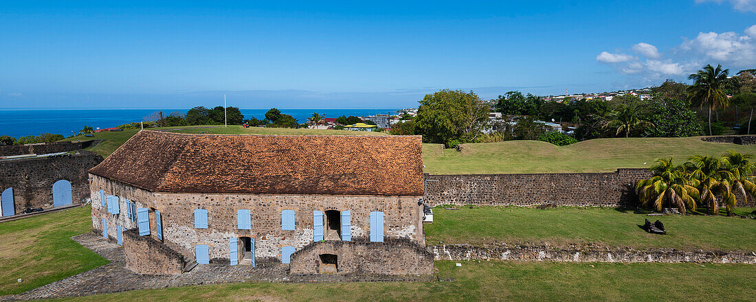 Große Kaserne und Verteidigungsmauer im Fort Louis Delgres; Basse-Terre, Guadeloupe, Französisch-Westindien