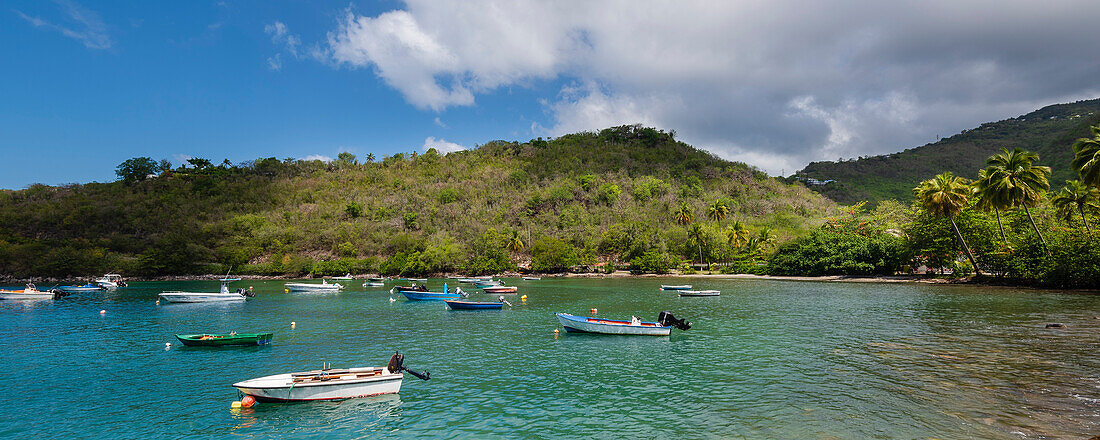 Motorboote in der Bucht am Ankerplatz von Anse a la Barque auf Basse-Terre; Guadeloupe, Französisch-Westindien