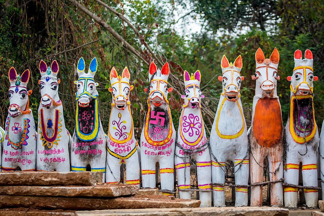 Bemalte Terrakotta-Pferdestatuen im Sri Solai Andavar-Tempel in Kothari, Chetinadu-Region, Tamil Nadu, Indien