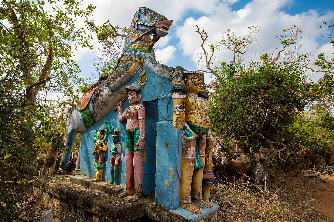 Ayyanar-Schrein, bemalte Terrakotta-Pferdestatue mit Darstellung von Wächtern, die die Gottheiten beschützen, in einem kleinen ländlichen Tempel; Pudukkottai, Chetinadu-Region, Tamil Nadu, Indien