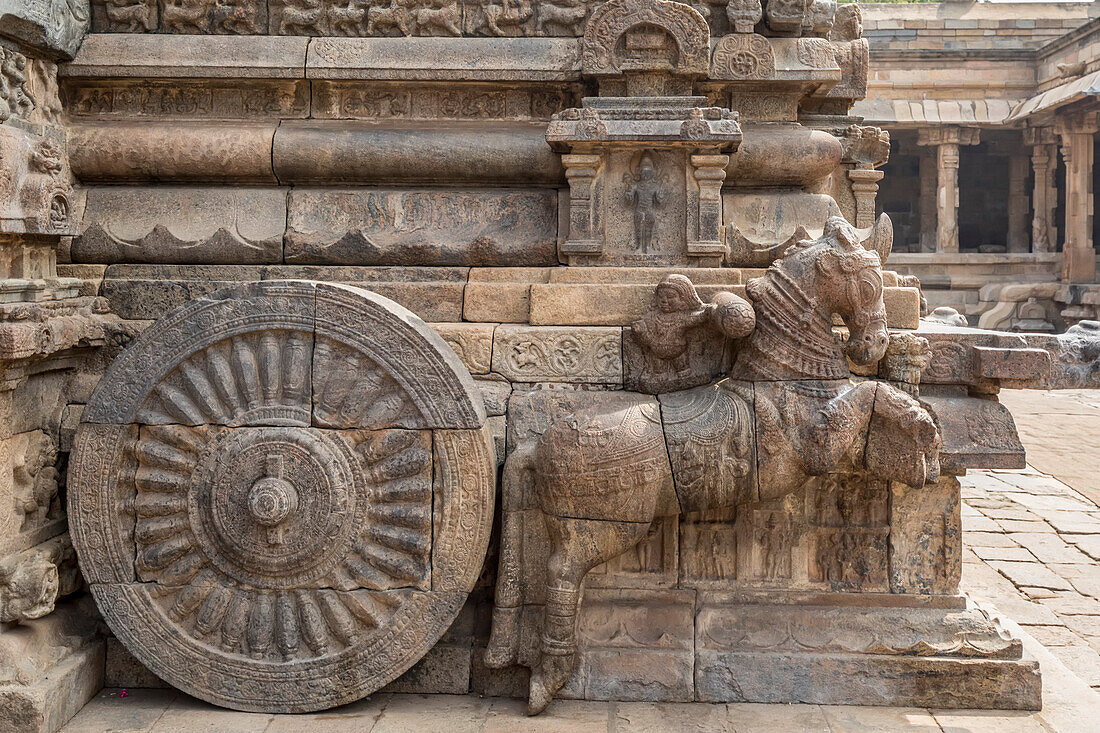 Nahaufnahme eines in Stein gehauenen Pferdewagens vor dem Airavatesvara-Tempel aus der dravidischen Chola-Zeit; Darasuram, Tamil Nadu, Indien