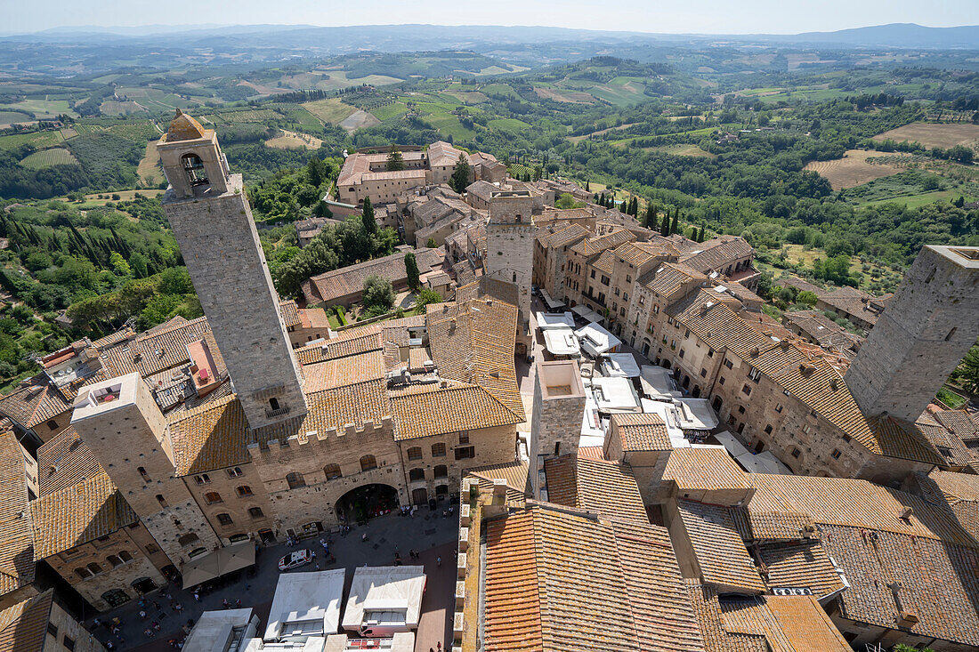 Torre Rognosa und Blick über die historische Altstadt von San Gimignano und die umliegende Landschaft, Toskana, Italien; San Gimignano, Toskana, Italien
