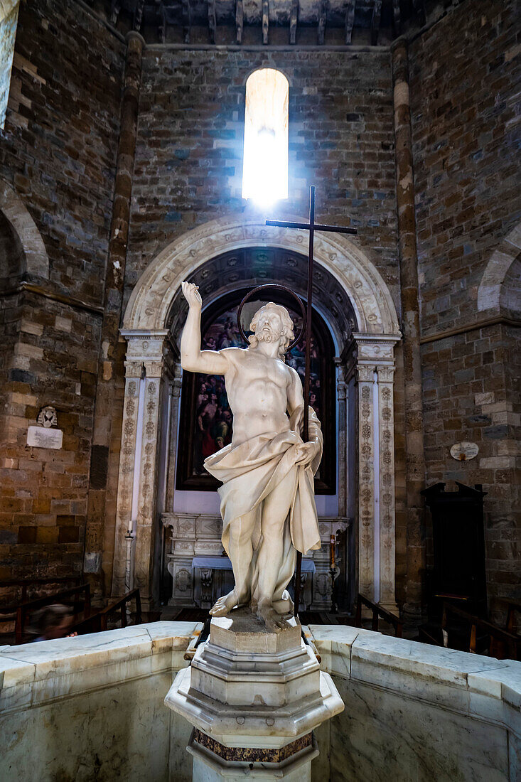 Statue des Heiligen Johannes des Täufers im Baptisterium von San Giovanni, einem achteckigen religiösen Gebäude aus dem 13. Jahrhundert in der historischen Altstadt von Volterra; Volterra, Toskana, Italien
