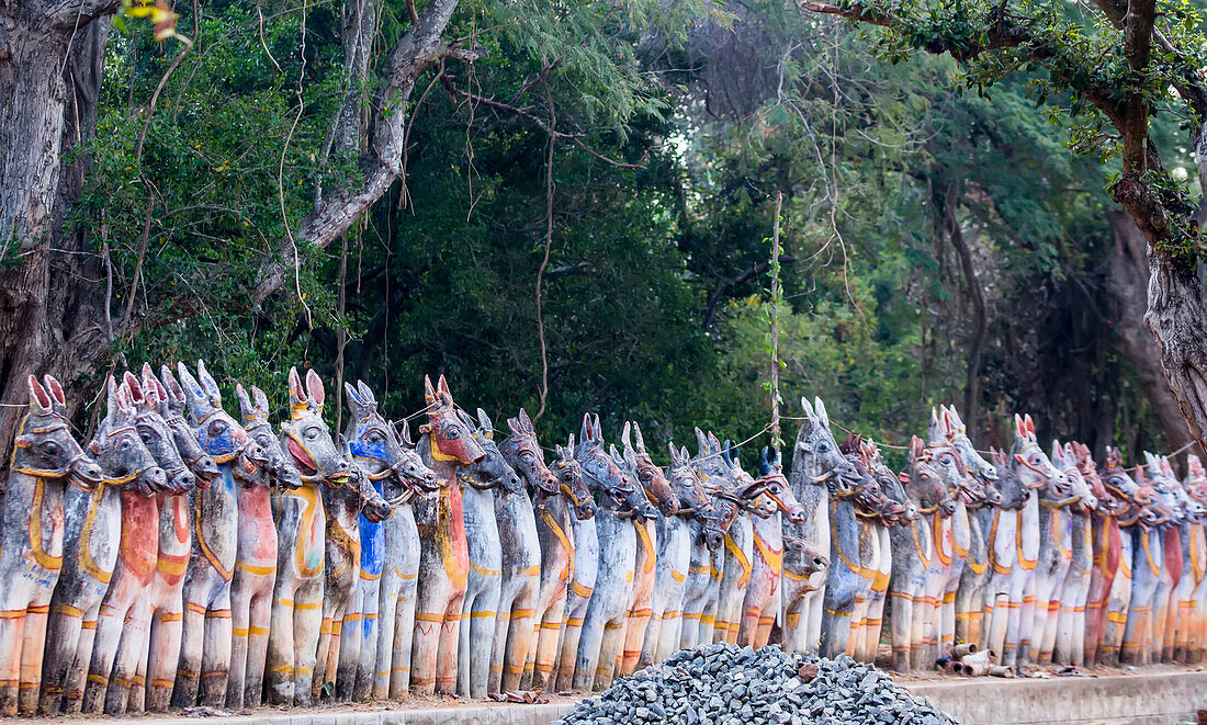 Reihe von bemalten Terrakotta-Pferdestatuen im Sri Solai Andavar-Tempel in Kothari, Region Chetinadu, Tamil Nadu, Indien