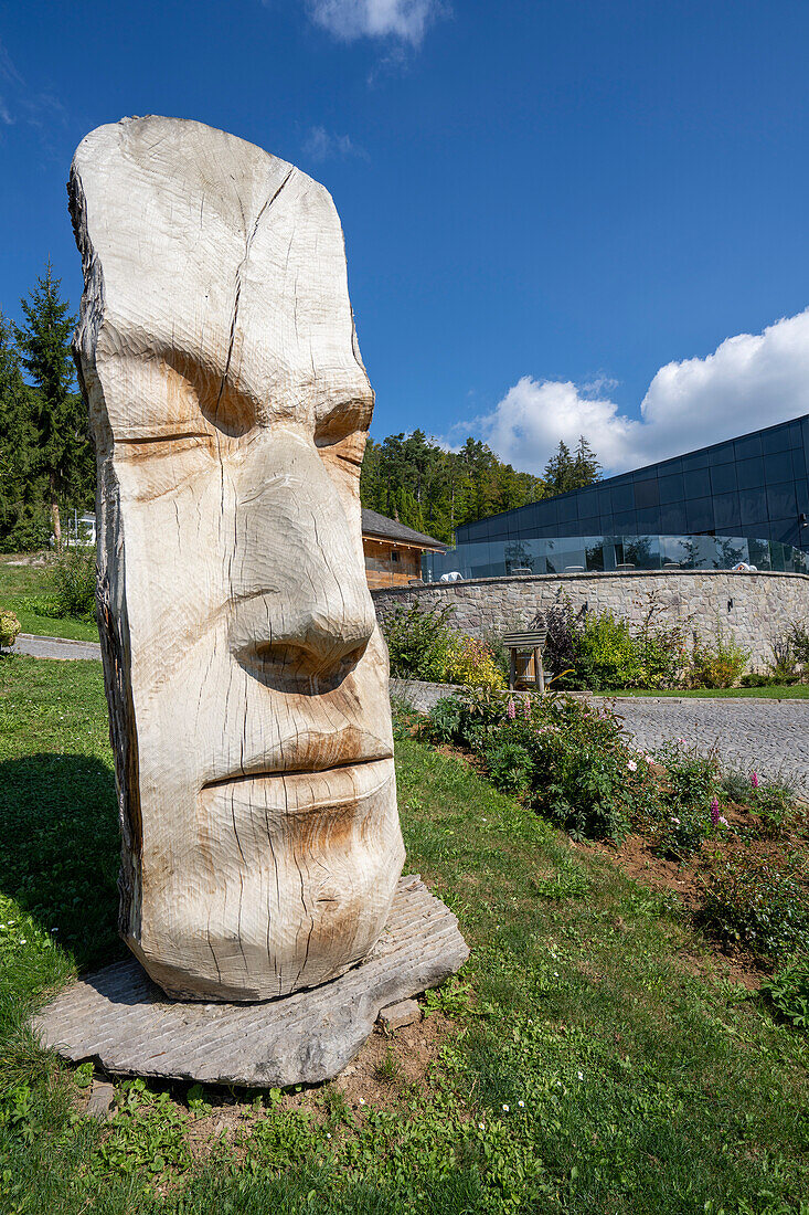 Moderne Skulptureninstallation im Balvanyos Spa Resort in den Balvanyos-Bergen im Kreis Covosna; Balvanyos, Siebenbürgen, Rumänien