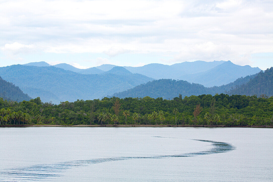 Mit Dschungel bewachsene Uferlinie und Hügel entlang der Küste der Morobe-Bucht; Provinz Morobe, Papua-Neuguinea