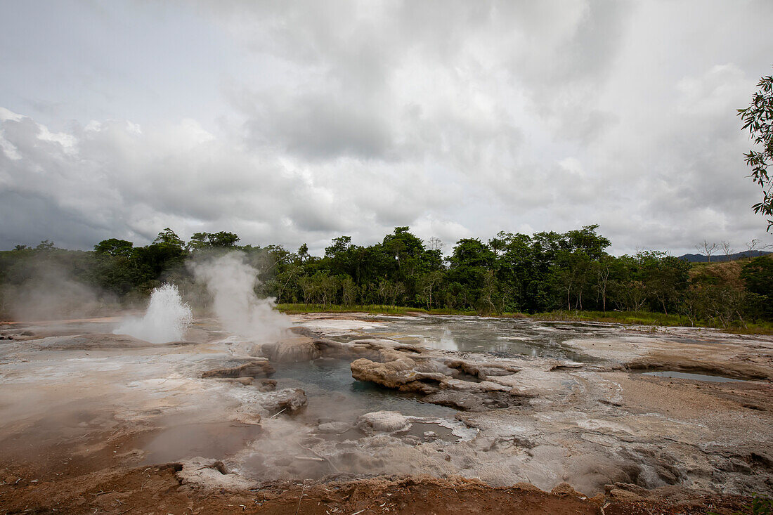 Die Dei Dei Hot Springs auf der Fergusson Insel, D'Entrecasteaux Inseln; Fergusson Insel, D'Entrecasteaux Inseln, Papua-Neuguinea