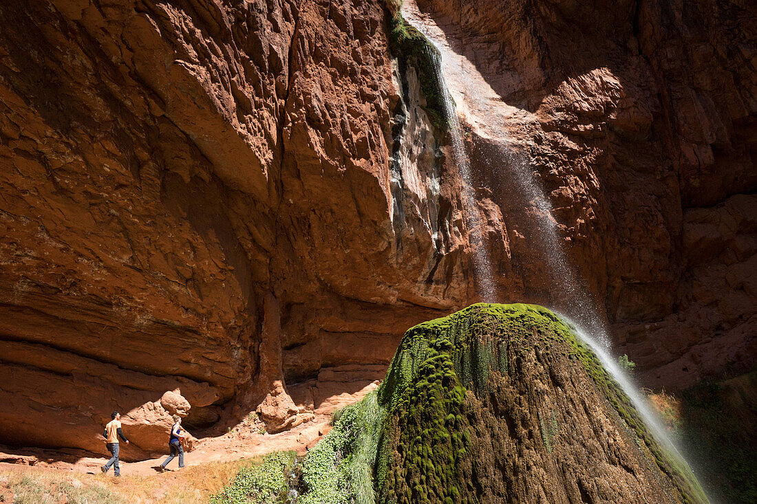 Wanderer nähern sich den Ribbon Falls am North Kaibab Trail; Grand Canyon National Park, Arizona