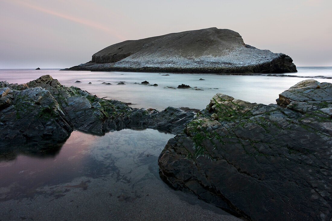 Sonnenuntergang am Greyhound Rock Beach mit dramatischen Felsformationen an der Central Coast; Santa Cruz, Kalifornien, Vereinigte Staaten von Amerika