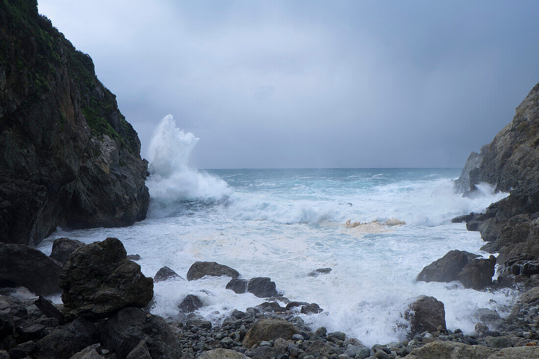 Große Sturmbrandung mit Wellen, die gegen die felsige Küstenlinie in Big Sur schlagen; Big Sur, Kalifornien, Vereinigte Staaten von Amerika