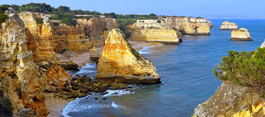 Felsformationen und Klippen entlang der Meeresküste der Algarve; Algarve, Iberische Halbinsel, Portugal