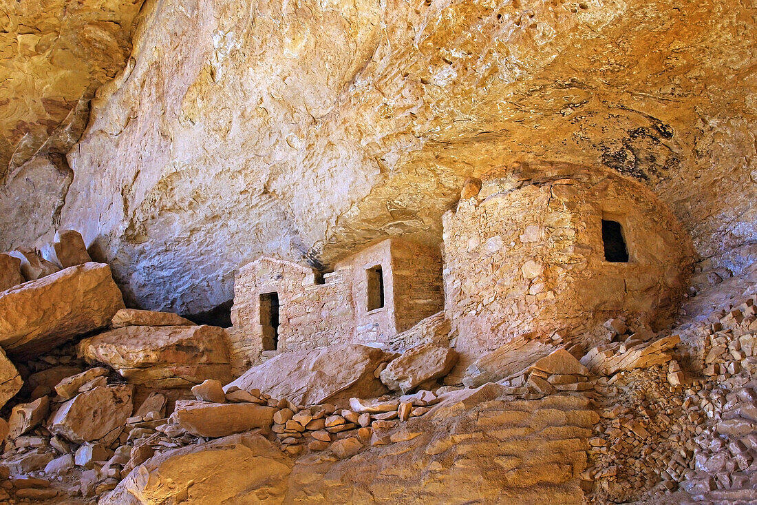 Ancient Pueblos cliff dwellings, in die Sandsteinfelsen gehauene Steinstrukturen im Ute Tribal Park bei Cortez; Colorado, Vereinigte Staaten von Amerika