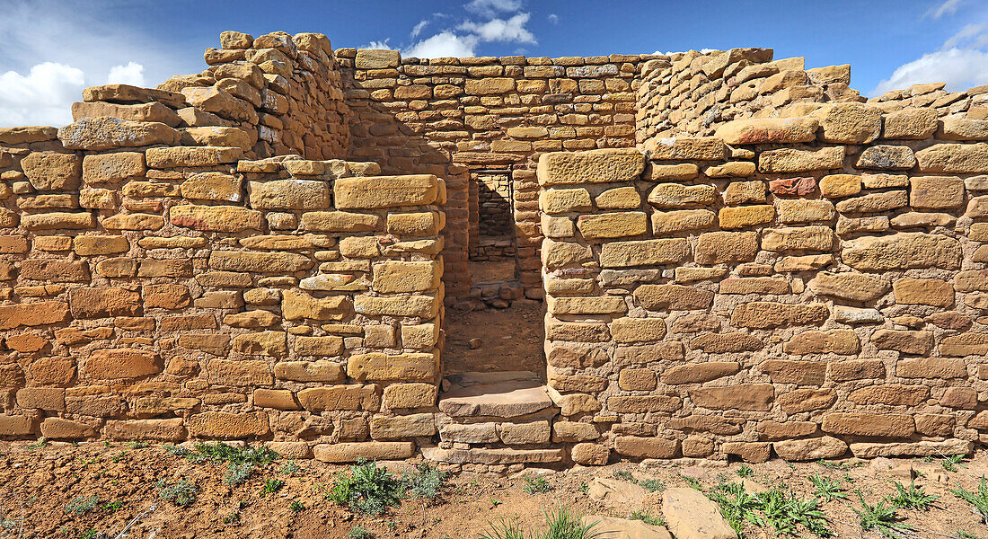 Ancestral Puebloan Ruinen der Steinstrukturen in einem alten Pueblo im amerikanischen Südwesten; Südwestliche Vereinigte Staaten, Vereinigte Staaten von Amerika