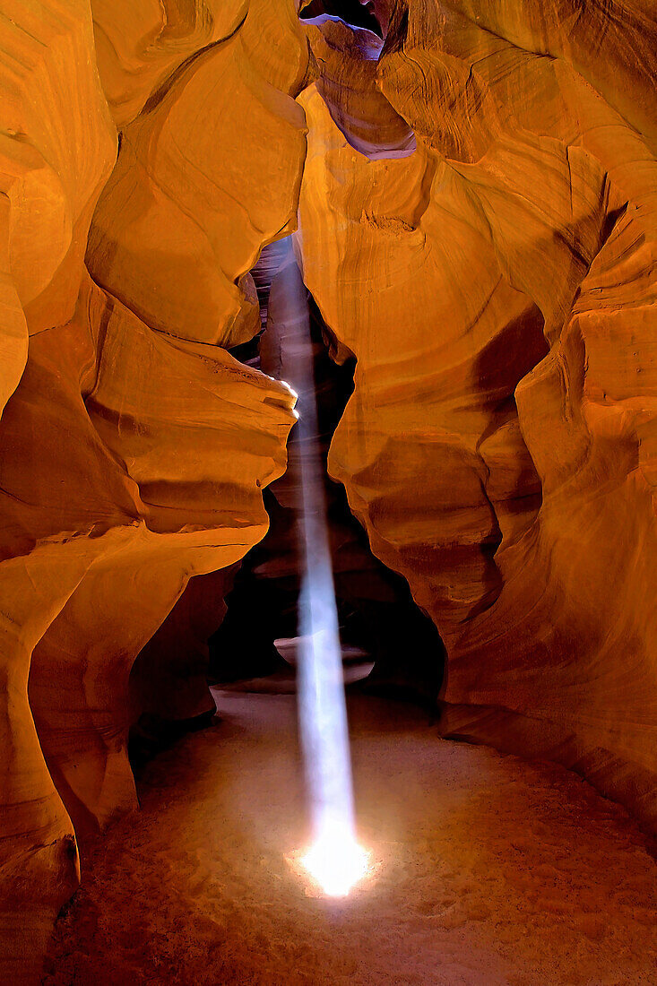 Lichtschacht erzeugt einen leuchtenden Strahl in einem Slot Canyon im Antelope Canyon; Arizona, Vereinigte Staaten von Amerika