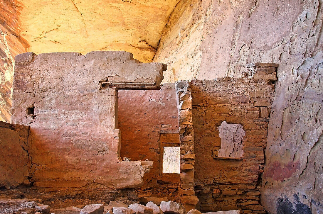 Das Innere einer alten Pueblos-Felsbehausung mit Putzresten an den Wänden in einem abgelegenen Canyon im Südwesten Colorados; Colorado, Vereinigte Staaten von Amerika