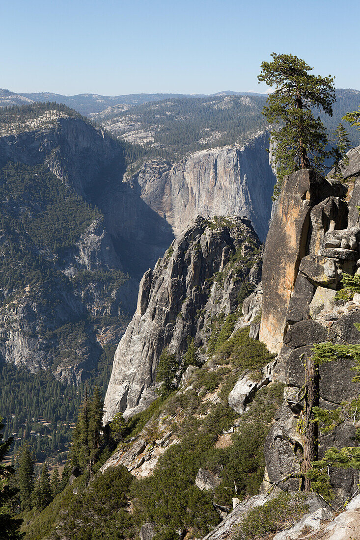 Blick auf Felsformationen und das Yosemite Valley vom Weg zum Sentinel Dome; Yosemite National Park, Kalifornien