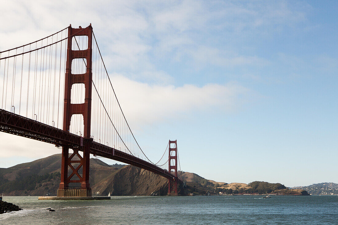 Ein malerischer Blick auf die Golden Gate Bridge von der Torpedo Wharf; Torpedo Wharf, San Francisco Bay, San Francisco, Kalifornien