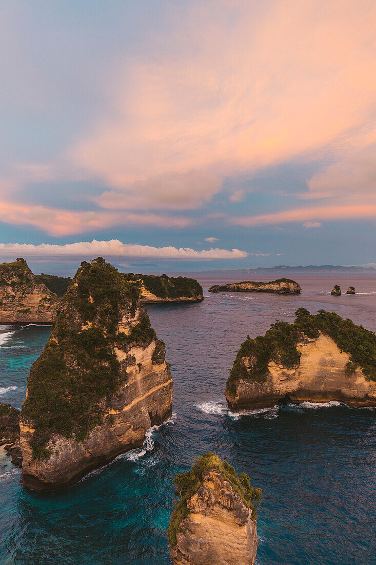 Sonnenuntergang über Meer und Felsformationen am Diamond Beach, Nusa Penida, Bali, Indonesien; Nusa Penida, Bali, Indonesien