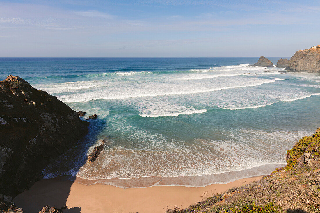 Praia de Odeceixe, entlang der weiten und zerklüfteten Küste von Portugal; Algarve, Portugal