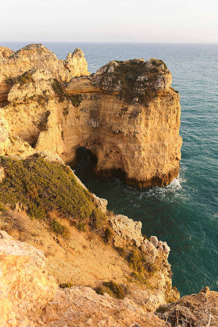 Felsformationen an der Küste der Algarve-Region; Algarve, Portugal