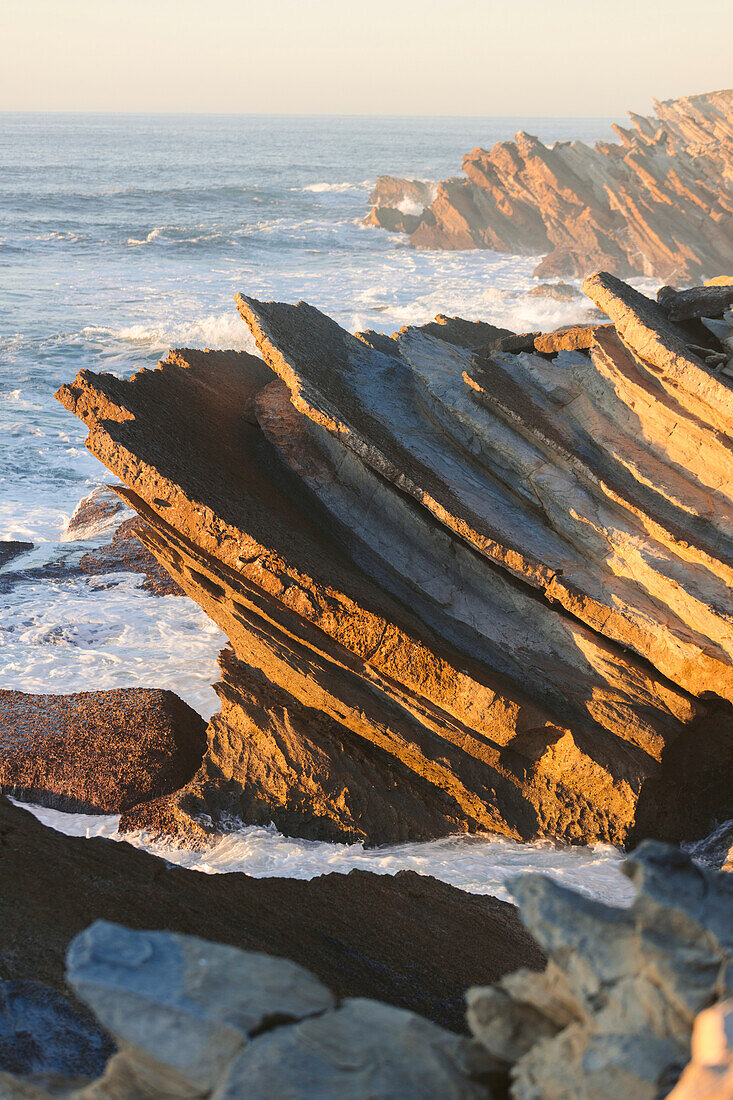 Sonnenbeschienene Felsen entlang der Küste von Praia Baleal; Peniche, Oeste, Portugal