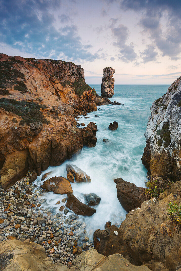 Papoa, Felsformation und die Gezeiten, die über das felsige Ufer entlang der Atlantikküste rauschen; Peniche, Oeste, Portugal