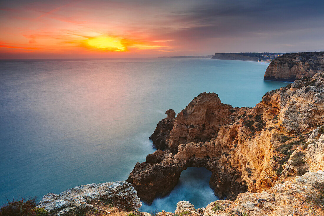 Ponta da Piedade, eine zerklüftete Landzunge an der Küste von Portugal; Lagos, Algarve, Portugal