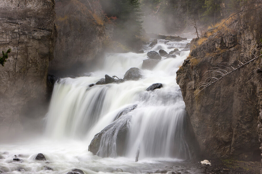 Firehole Falls entlang des Firehole River im Yellowstone National Park; Wyoming, Vereinigte Staaten von Amerika