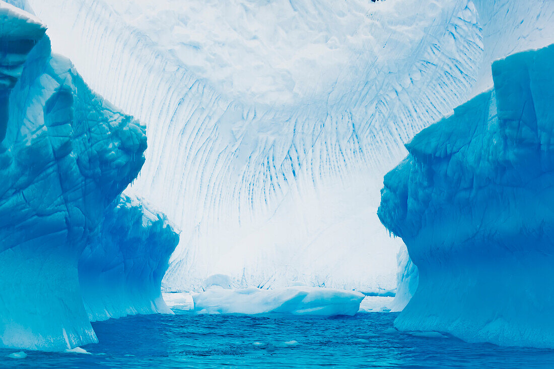 Eisberge im Südlichen Ozean.