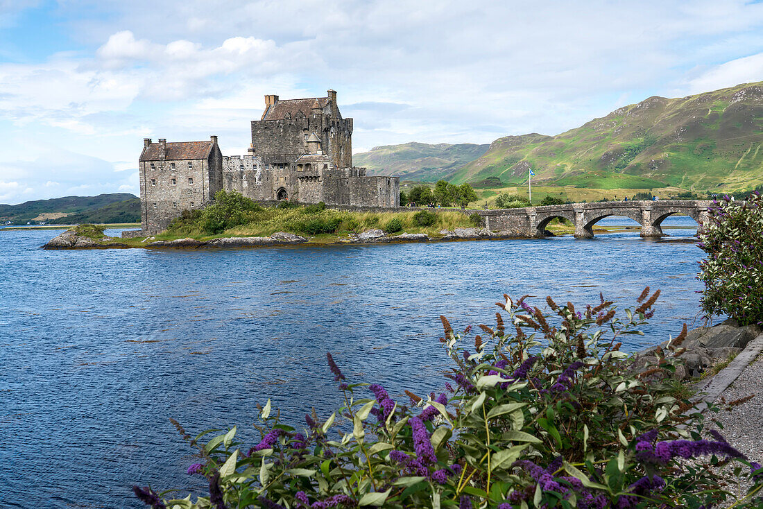 Die Burg Eilean Donan und ihr Damm sind von Wasser umgeben in Kyle of Lochalsh, Schottland; Kyle of Lochalsh, Schottland