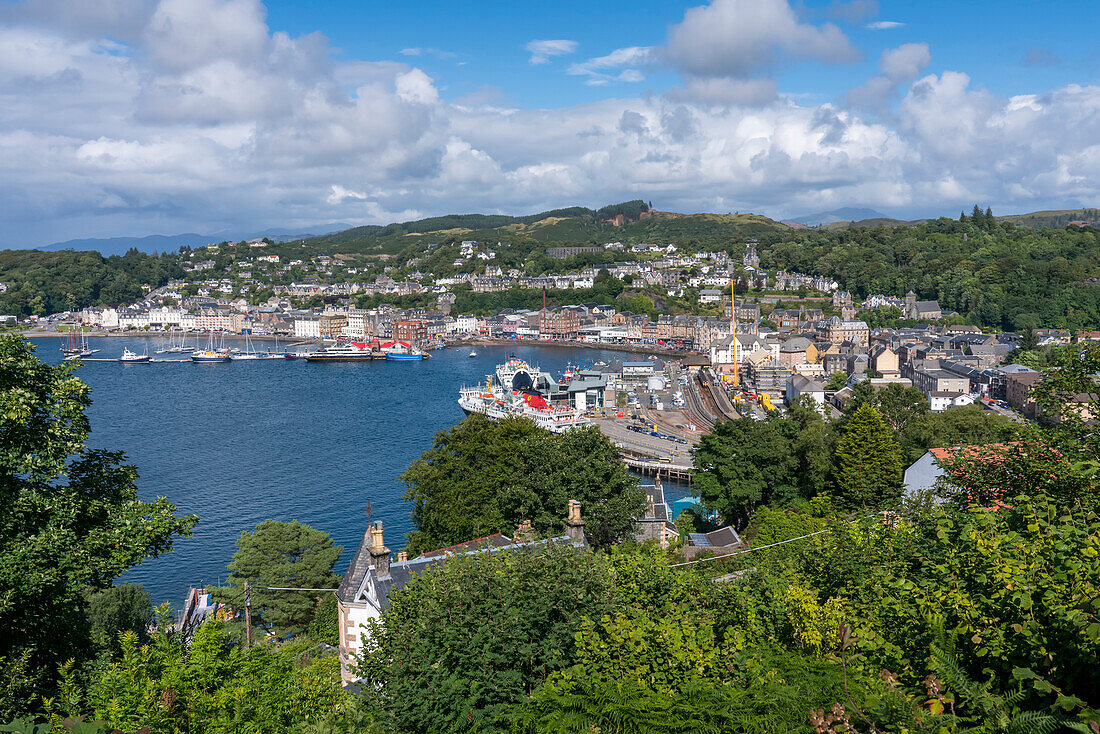 Ein Blick auf die Stadt Oban und ihren Hafen in Schottland; Oban, Schottland
