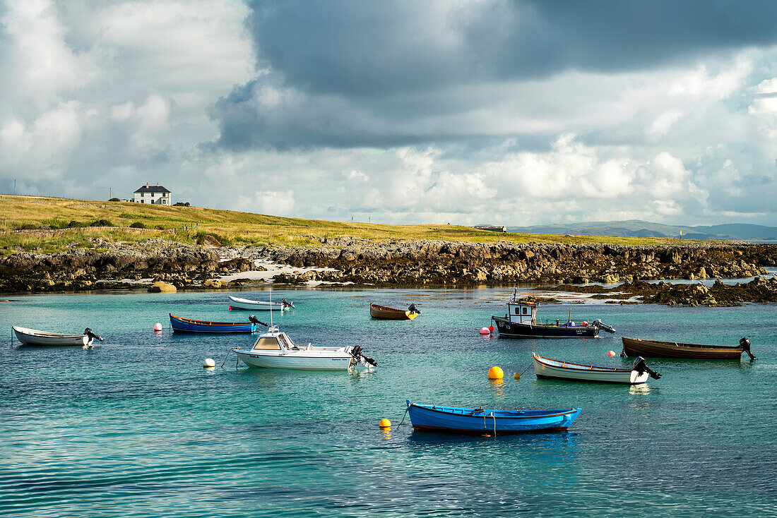 Boote treiben nahe der Küste der Insel Iona, Schottland; Iona, Schottland