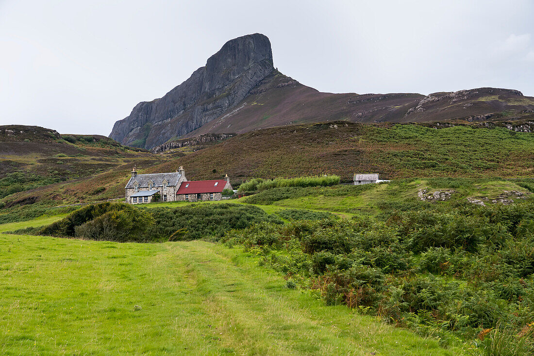 An Sgurr, das Ergebnis eines Vulkanausbruchs, ist der höchste Punkt auf der Isle of Eigg, Schottland; Isle of Eigg, Schottland