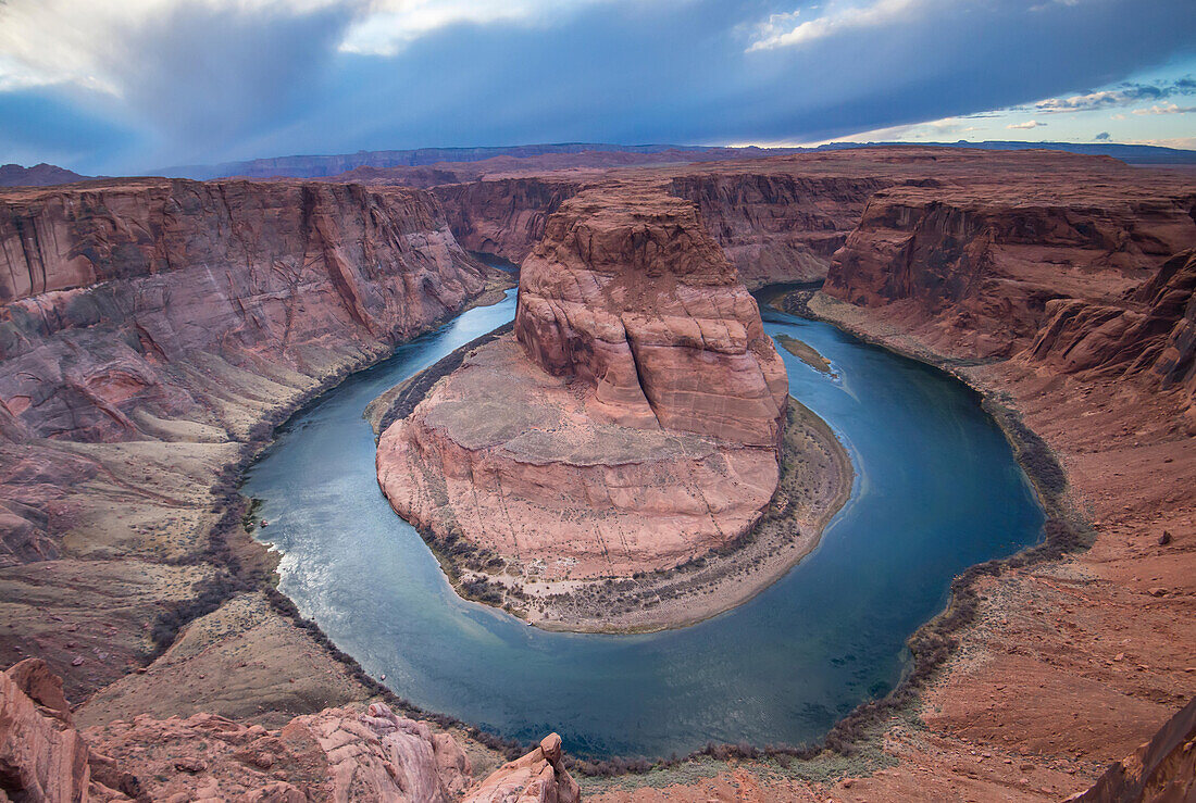 Der Colorado River fließt durch die Horseshoe Bend bei Page, Arizona.