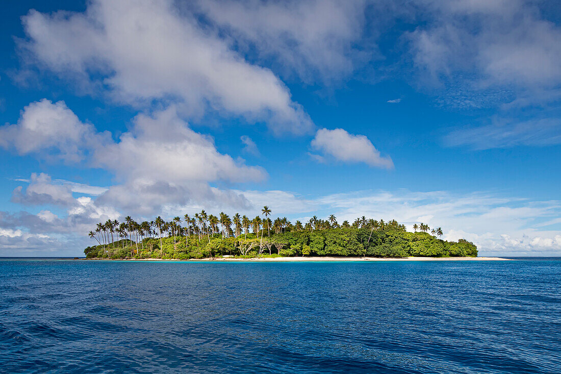 Kleine tropische Insel in der Salomonensee vor Kitava auf den Trobriand-Inseln, Papua-Neuguinea; Kitava Island, Trobriand-Inseln, Papua-Neuguinea