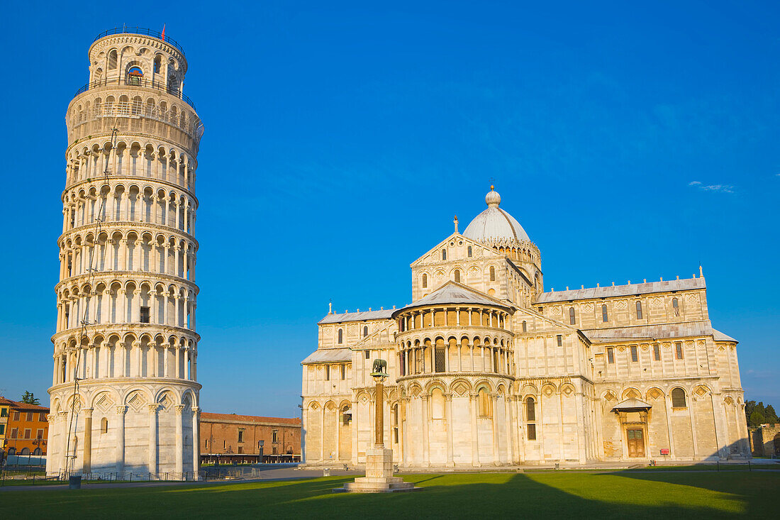 Der schiefe Turm von Pisa und der Dom von Pisa, Domplatz; Pisa, Toskana, Italien