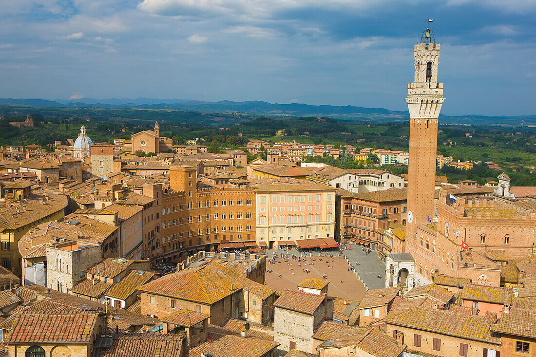 Überblick über die Piazza Del Campo und das historische Zentrum von Siena; Siena, Toskana, Italien