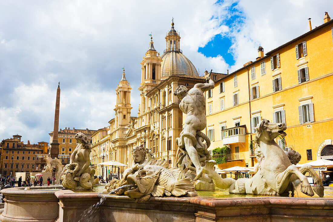 Neptunbrunnen und Kirche S. Agnese in Agonein im Hintergrund, Piazza Navona; Rom, Latium, Italien