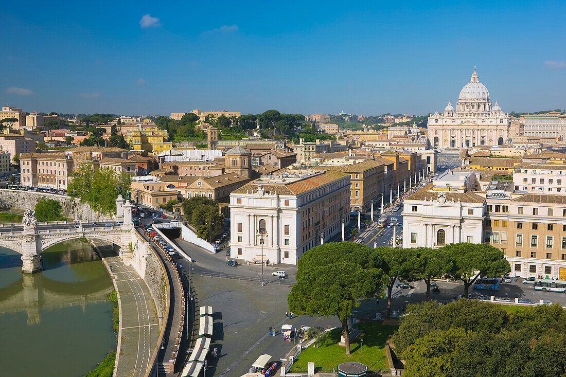 Überblick über die Vatikanstadt mit dem Petersdom im Hintergrund entlang des Tibers an der Ponte Vittorio Emanuele II Brücke; Rom, Latium, Italien