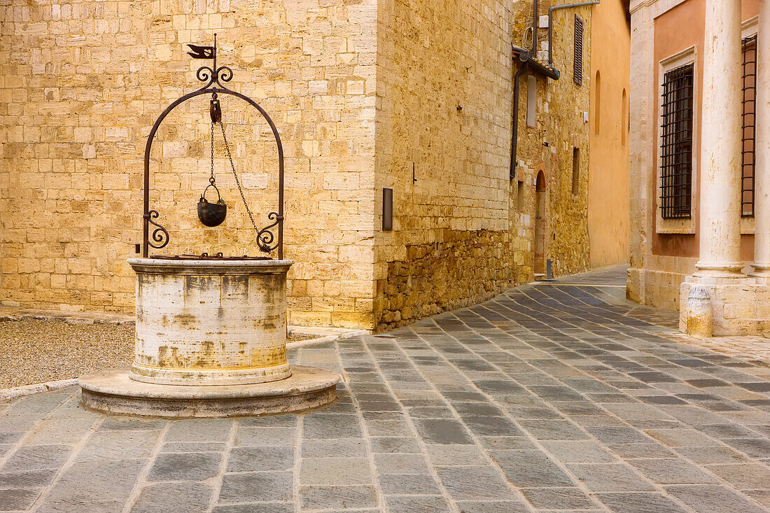 Traditioneller Wasserbrunnen in der mittelalterlichen Stadt San Quirico d'Orcia; San Quirico d?Orcia, Provinz Siena, Toskana, Italien