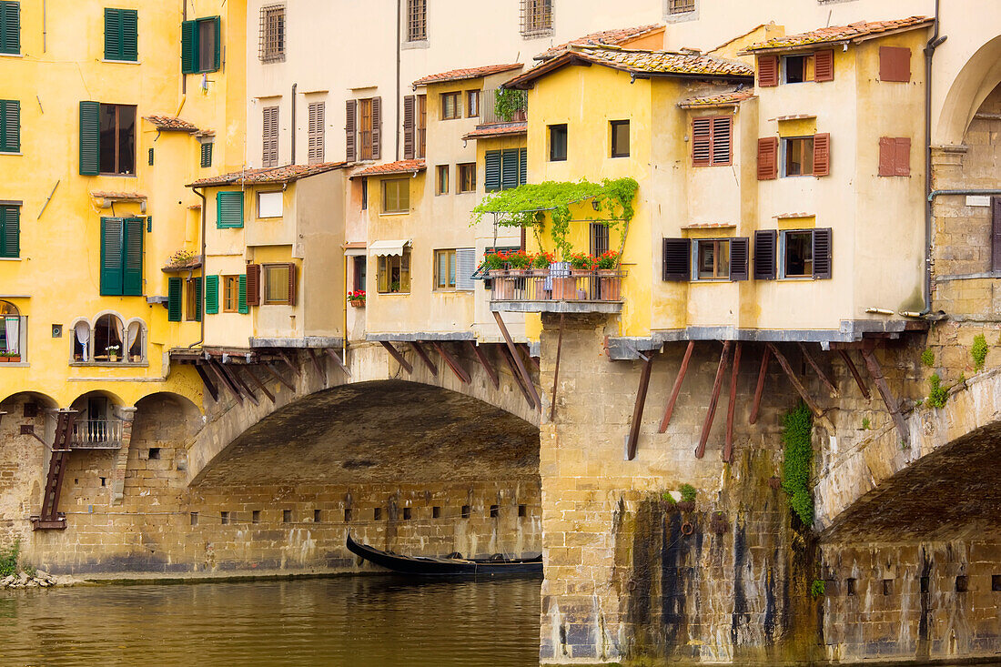 A plant covered terrace along the medieval bridge of Ponte Vecchio crossing the Arno River; Florence, Tuscany, Italy