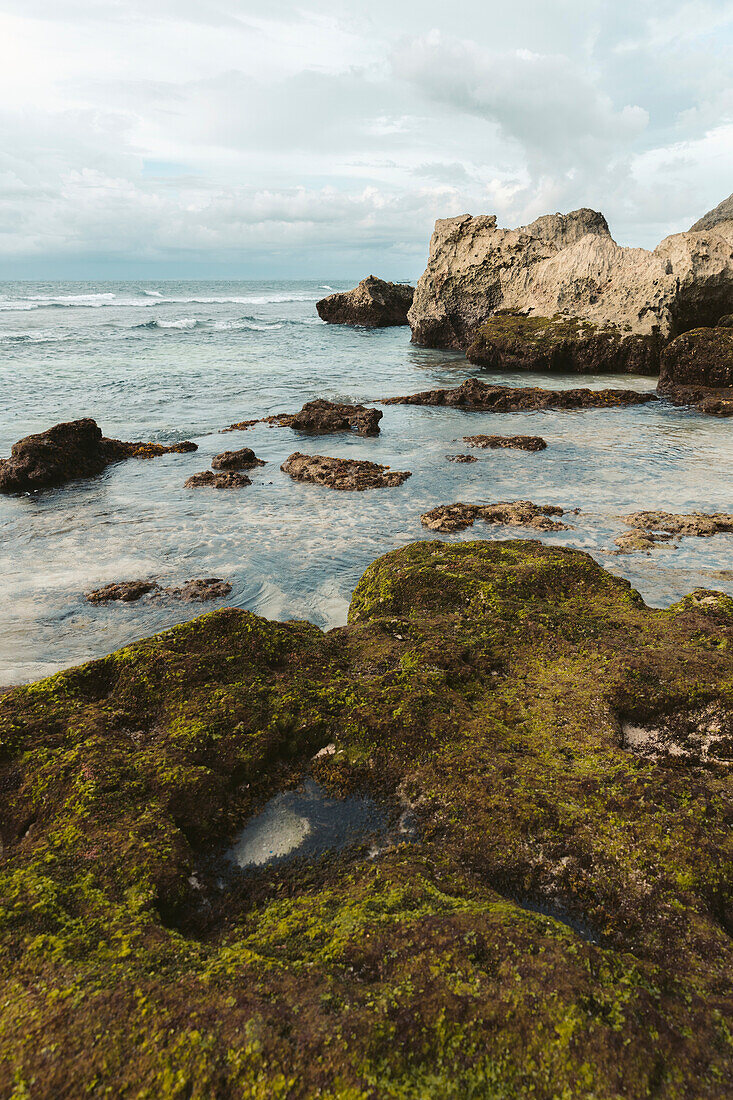 Moosbewachsene Felsen und Formationen entlang der Küstenlinie des Suluban Beach; Uluwatu, Bali, Indonesien