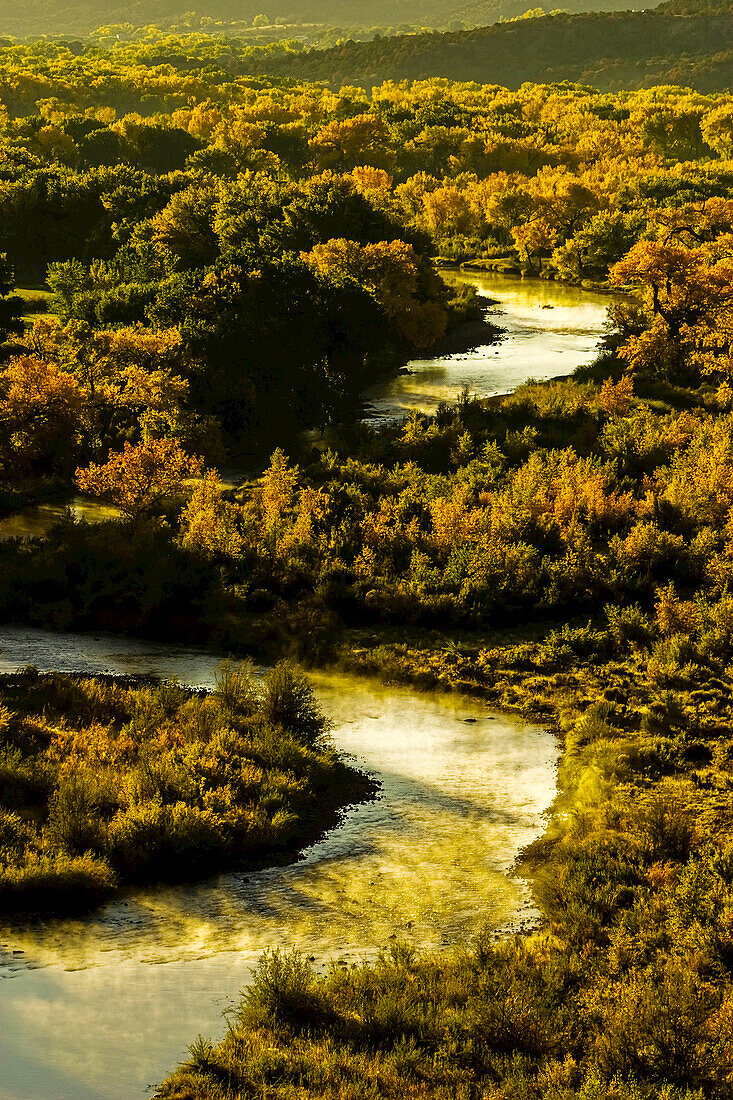 Der Chama River schlängelt sich durch die Landschaft.