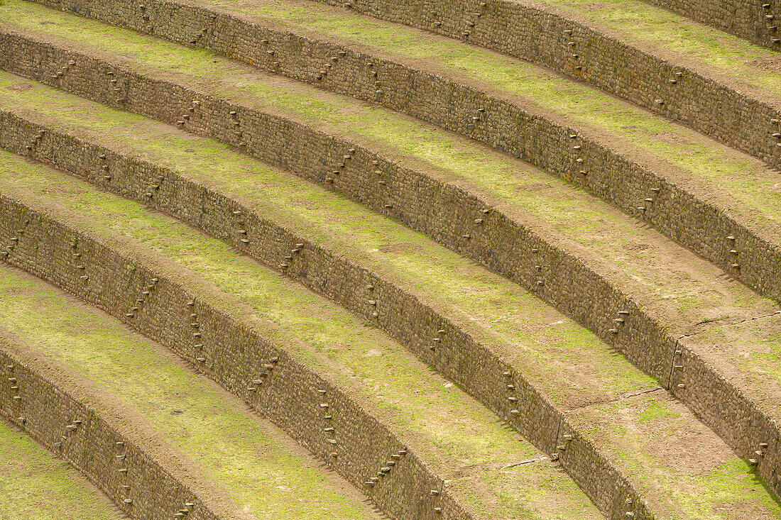 Detail der von präkolumbianischen Inka-Indianern angelegten Terrassenfelder.