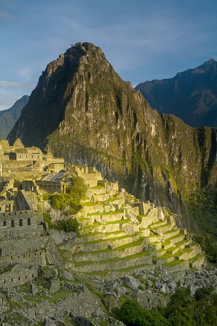 Sonnenaufgang über den präkolumbianischen Inka-Ruinen von Machu Picchu.
