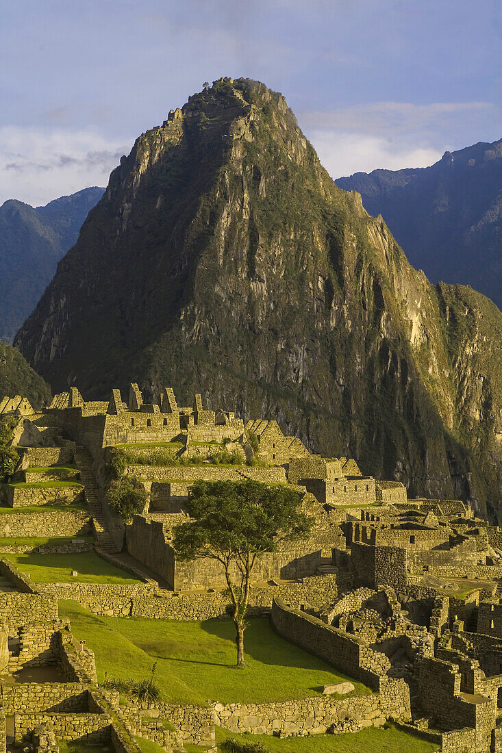 Sonnenaufgang über den präkolumbianischen Inkaruinen von Machu Picchu.