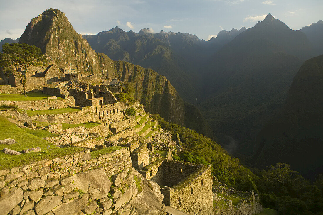 Sonnenaufgang über den präkolumbianischen Inkaruinen von Machu Picchu.