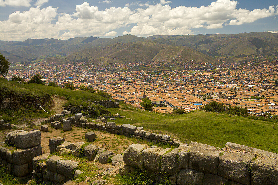 Blick von der Inka-Festung Sacsayhuaman in das Tal darunter.