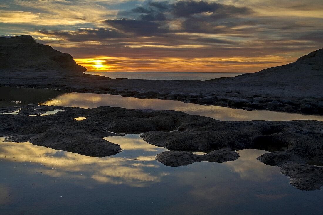 Spiegelung im Gezeitentümpel bei Sonnenaufgang, Baja California, Mexiko.